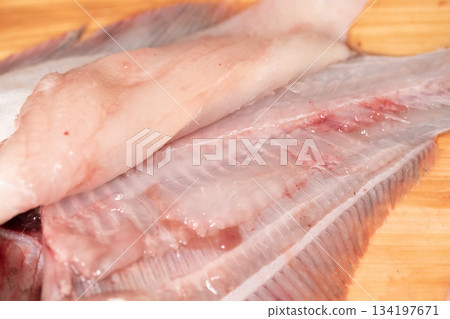 在砧板上剔除比目魚魚片的圖片 在砧板上剔除比目魚魚片的圖片 134197671