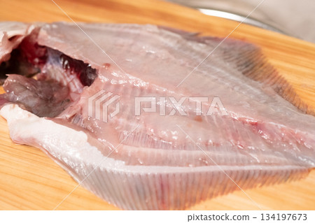 在砧板上剔除比目魚魚片的圖片 在砧板上剔除比目魚魚片的圖片 134197673