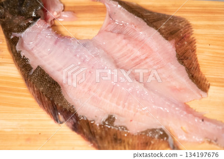 在砧板上剔除比目魚魚片的圖片 134197676
