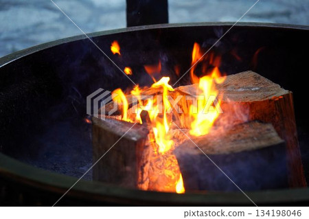 黑夜中閃爍的營火 134198046