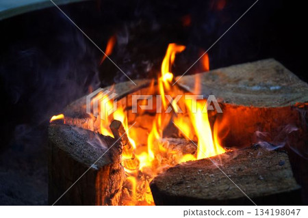 黑夜中閃爍的營火 134198047