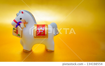 金色背景，飾以鈴鐺圖案 134198554