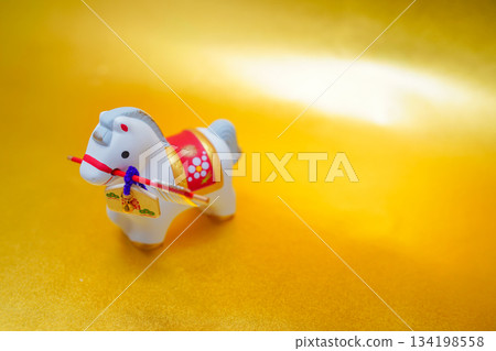 俯瞰午後鐘聲和金色背景 俯瞰午後鐘聲和金色背景 134198558