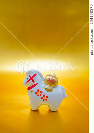 金色背景上的福吾雕像 134198579