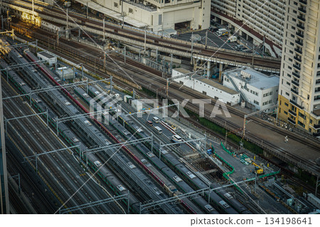 傍晚時分的火車站景色 134198641