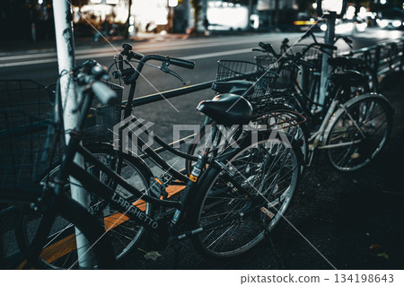 夜裡，自行車整齊地排列在街道上。 134198643