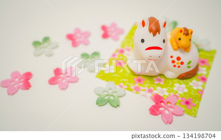 馬兒和它的兒子被櫻花環繞 134198704