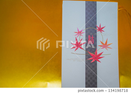 黃色背景上的日式圖案禮盒 134198718