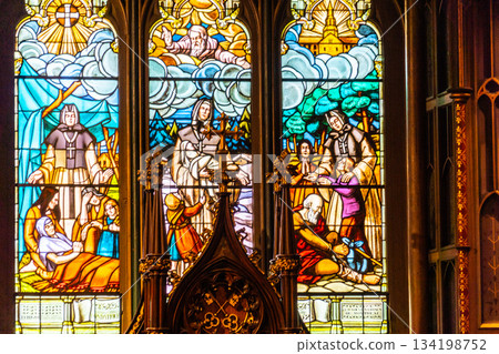 彩色玻璃僧侶 134198752