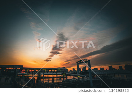 碼頭與天空的絢麗色彩 碼頭與天空的絢麗色彩 134198823