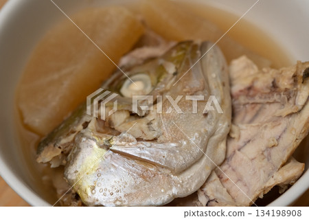 Braised amberjack and radish 134198908