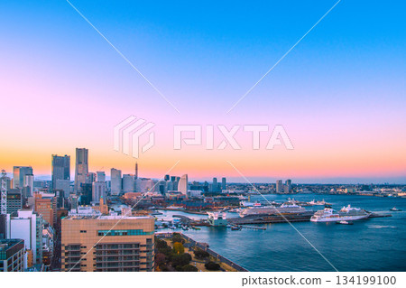 日本橫濱市景。 11日,三艘日本豪華郵輪「日本丸」、「飛鳥二號」和「三井海洋富士號」停靠在橫濱港。 日本橫濱市景。 11日,三艘日本豪華郵輪「日本丸」、「飛鳥二號」和「三井海洋富士號」停靠在橫濱港。 134199100