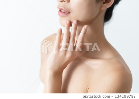 護膚女性 護膚女性 134199782