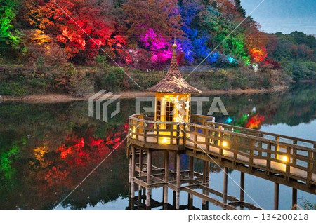宮澤湖的湖岸剛開始亮起燈光。 宮澤湖的湖岸剛開始亮起燈光。 134200218
