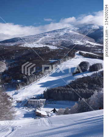 從菅平高原滑雪場的太郎山上可以眺望浦太郎滑道、達沃斯地區和貓岳。 從菅平高原滑雪場的太郎山上可以眺望浦太郎滑道、達沃斯地區和貓岳。 134200294