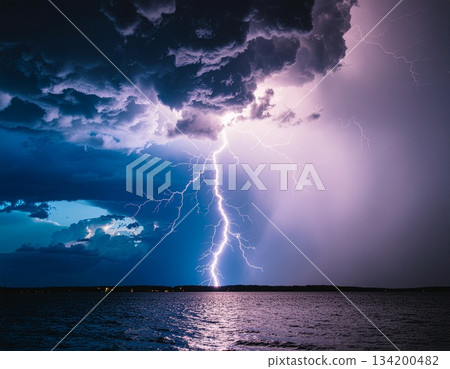 夜空絢麗多彩，閃電交加。 134200482