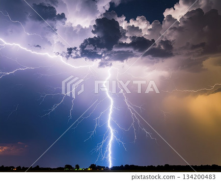 夜空絢麗多彩，閃電交加。 134200483