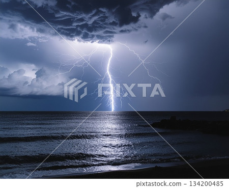 夜空絢麗多彩，閃電交加。 134200485