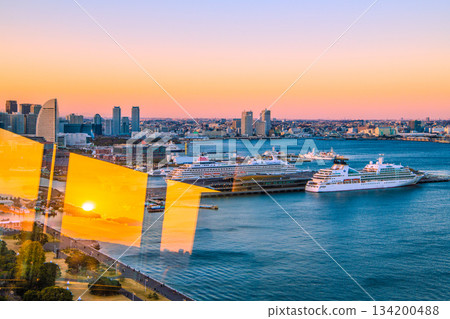 日本橫濱的城市景觀。三艘日本豪華郵輪——日本丸號、飛鳥二號和三井大號——停泊在橫濱港。夕陽西下……朝著充滿希望的明天邁進。 日本橫濱的城市景觀。三艘日本豪華郵輪——日本丸號、飛鳥二號和三井大號——停泊在橫濱港。夕陽西下……朝著充滿希望的明天邁進。 134200488