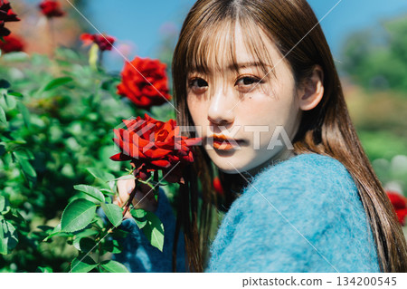 花和年輕女子 134200545