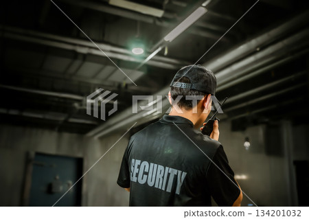 夜間巡邏的保全人員 134201032