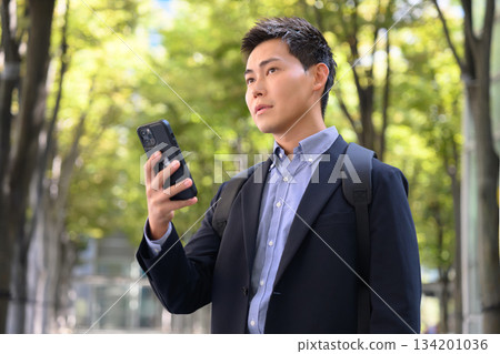 看著智能手機的男人 134201036