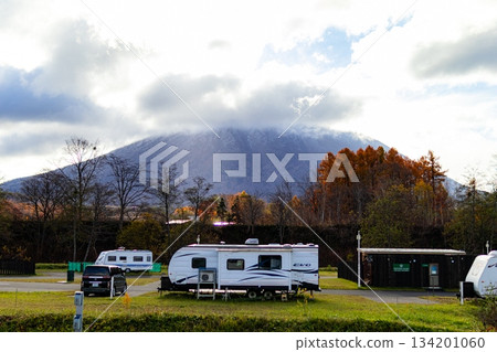 秋季的露營車和羊蹄山 134201060