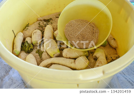 Mix the bran and salt and add Mix the bran and salt and add 134201459