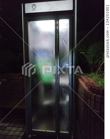 陰天夜晚的公用電話亭 134201901