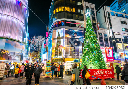 聖誕節期間的韓國首爾明洞大街 134202082