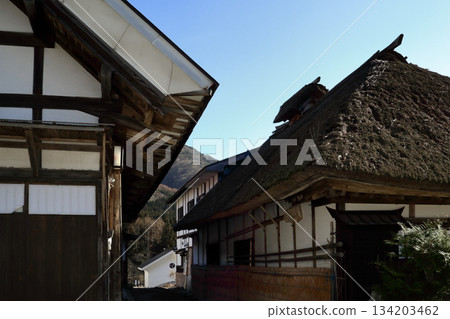 探索福島(背景中那座白色倉庫吸引了我的目光。)大內宿,位於南會津區下鄉町的傳統建築保護區。 探索福島(背景中那座白色倉庫吸引了我的目光。)大內宿,位於南會津區下鄉町的傳統建築保護區。 134203462
