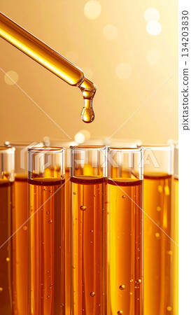 研究實驗室圖片：金色精華液從滴管滴落 | 勝肽、視黃醇、穀胱甘肽 134203830