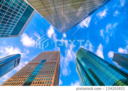 十二月的日本東京城景。翻滾的雲朵快速掠過……汐留商業區。某種神秘的氣息… 134203831