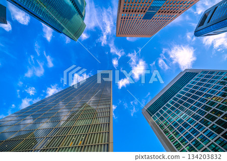 十二月的日本東京城景。翻滾的雲朵快速掠過……汐留商業區。某種神秘的氣息… 十二月的日本東京城景。翻滾的雲朵快速掠過……汐留商業區。某種神秘的氣息… 134203832