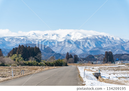 冬早山脈和稻田 134209195