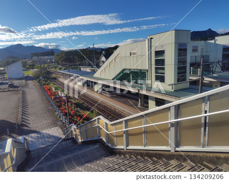 從天橋上看到的吾妻線中之條月台景色 134209206