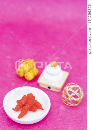 粉紅色背景,點綴著迷你新年裝飾品,例如中國燈籠和鏡餅。 粉紅色背景,點綴著迷你新年裝飾品,例如中國燈籠和鏡餅。 134209296