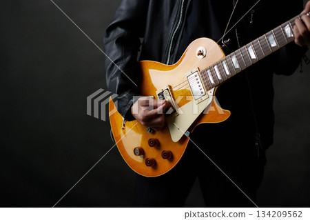 年輕男音樂家現場表演 年輕男音樂家現場表演 134209562