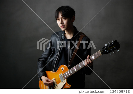 年輕男音樂家現場表演 134209718