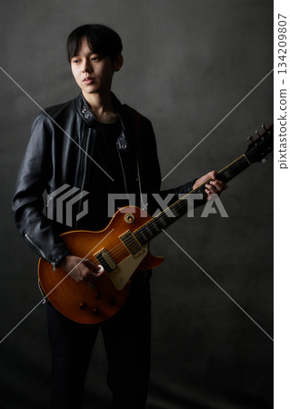 年輕男音樂家現場表演 134209807