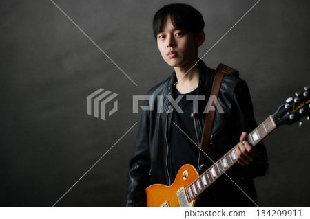 年輕男音樂家現場表演 年輕男音樂家現場表演 134209911