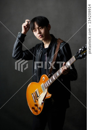 年輕男音樂家現場表演 年輕男音樂家現場表演 134209914