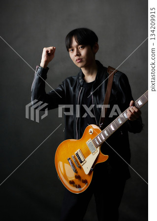 年輕男音樂家現場表演 年輕男音樂家現場表演 134209915