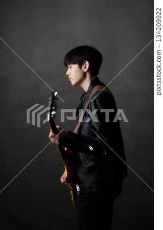 年輕男音樂家現場表演 134209922