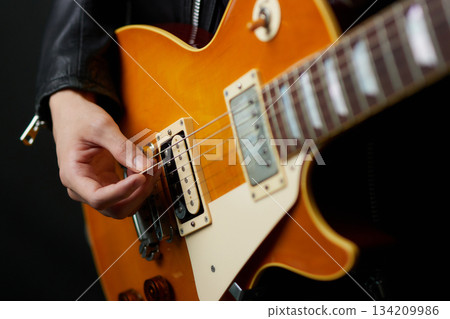 年輕男音樂家現場表演 134209986