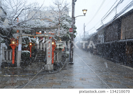 Snow-covered Tatsumi Daimyojin Shrine in Gion, Kyoto 134210070