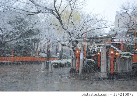 Snow-covered Tatsumi Daimyojin Shrine in Gion, Kyoto 134210072