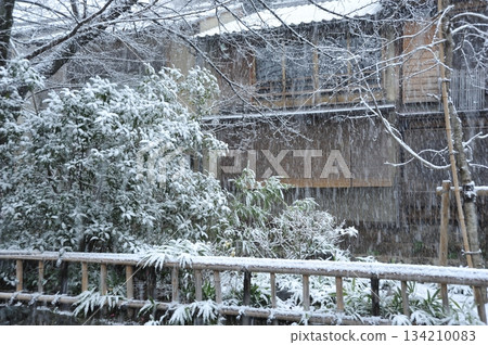 The snow scene of Kyoto Gion Shirakawa 134210083