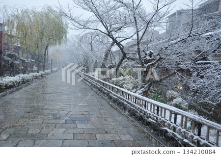 The snow scene of Kyoto Gion Shirakawa The snow scene of Kyoto Gion Shirakawa 134210084