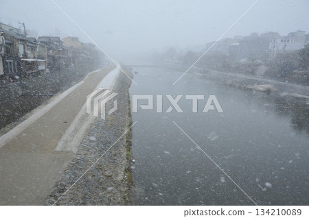 京都白雪皚皚的鴨川 134210089